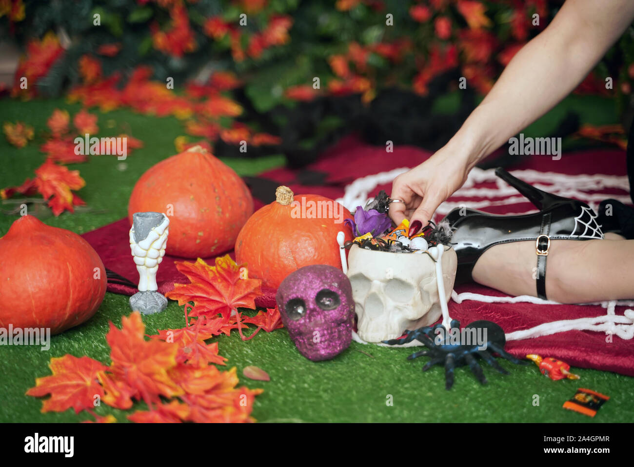 Accueil décorations pour Halloween trick ou traiter avec personne. Banque D'Images
