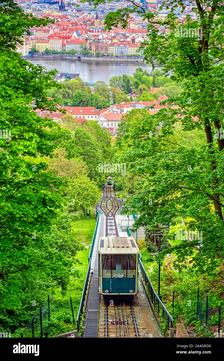 Une vue sur Prague, en République tchèque et le funiculaire de la colline de Petrin, un jour ensoleillé. Banque D'Images