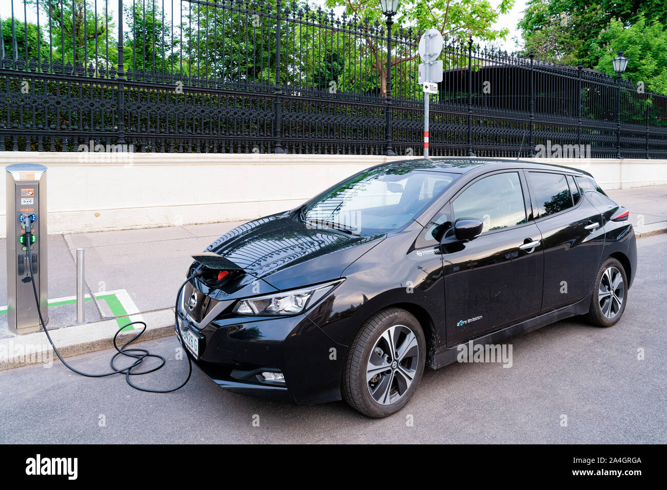 Nissan noir à la voiture électrique point de recharge à Vienne Banque D'Images
