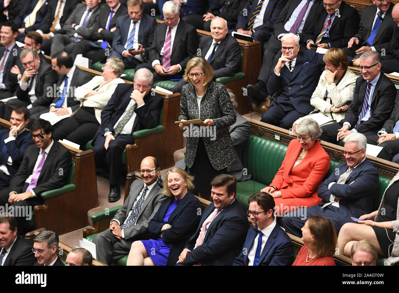 (191014) -- Londres, 14 octobre 2019 (Xinhua) -- l'ancien Premier ministre britannique Theresa May (en rouge) occupe le débat de l'imprimeur de la parole à la Chambre des communes de Londres, Grande-Bretagne, le 14 octobre, 2019. La Reine Elizabeth II a ouvert une nouvelle session du parlement britannique lundi lors d'une cérémonie remplie de pompe et de cérémonie. Les politiciens à la Chambre des communes et la Chambre des Lords a commencé la tâche de discuter le contenu du discours, avec un vote qui aurait lieu à la fin de cette semaine par les députés. (Jessica Taylor/Parlement du Royaume-Uni/de l'élève via Xinhua) HOC CRÉDIT obligatoire : le Parlement du Royaume-Uni/Jessica Ta Banque D'Images