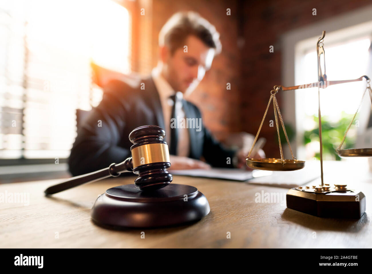 Avocat ou procureur travaillant dans le bureau. Concept du droit et de la justice Banque D'Images