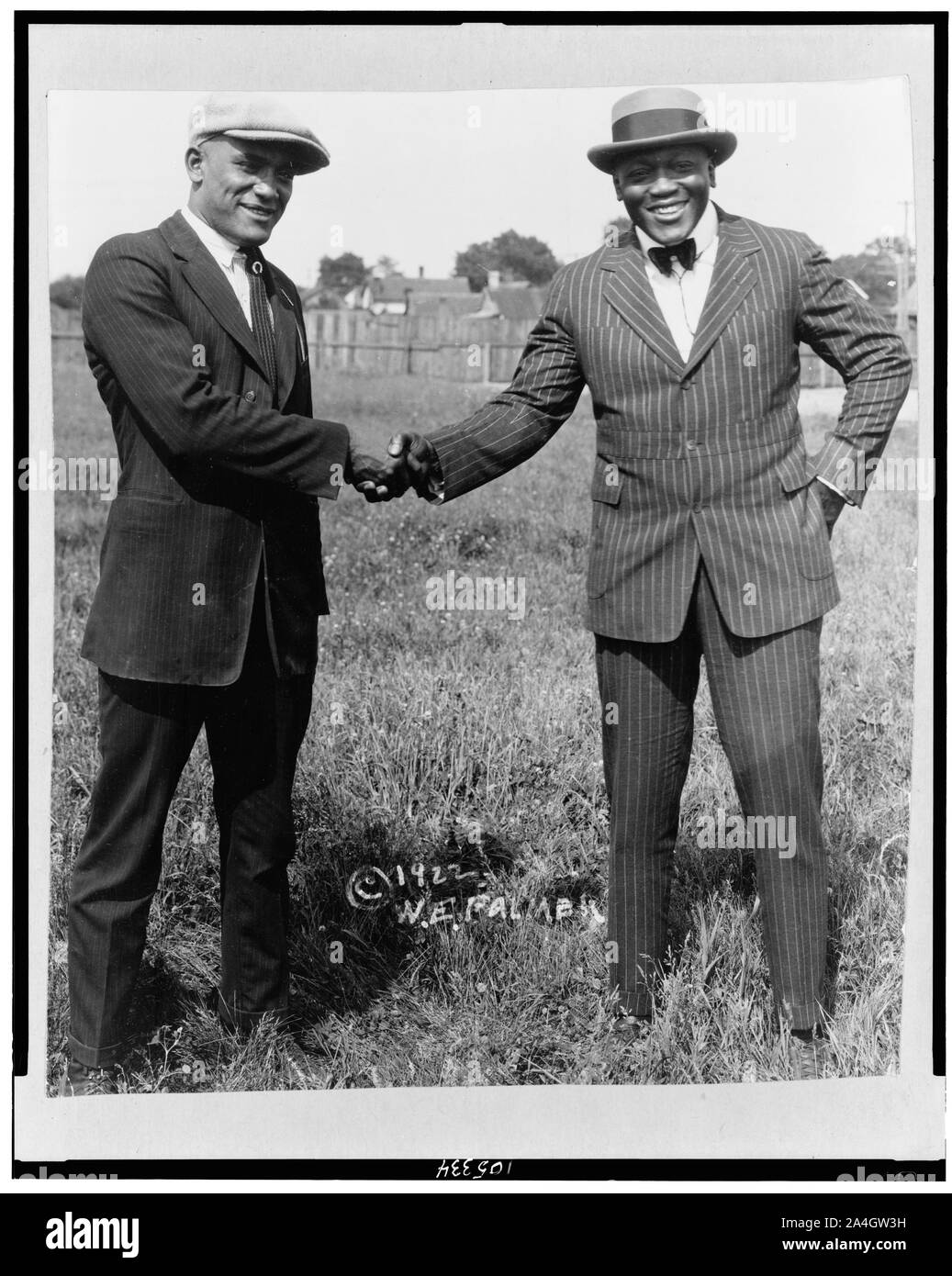 Tut Jackson (à gauche) et Jack Johnson shaking hands Banque D'Images