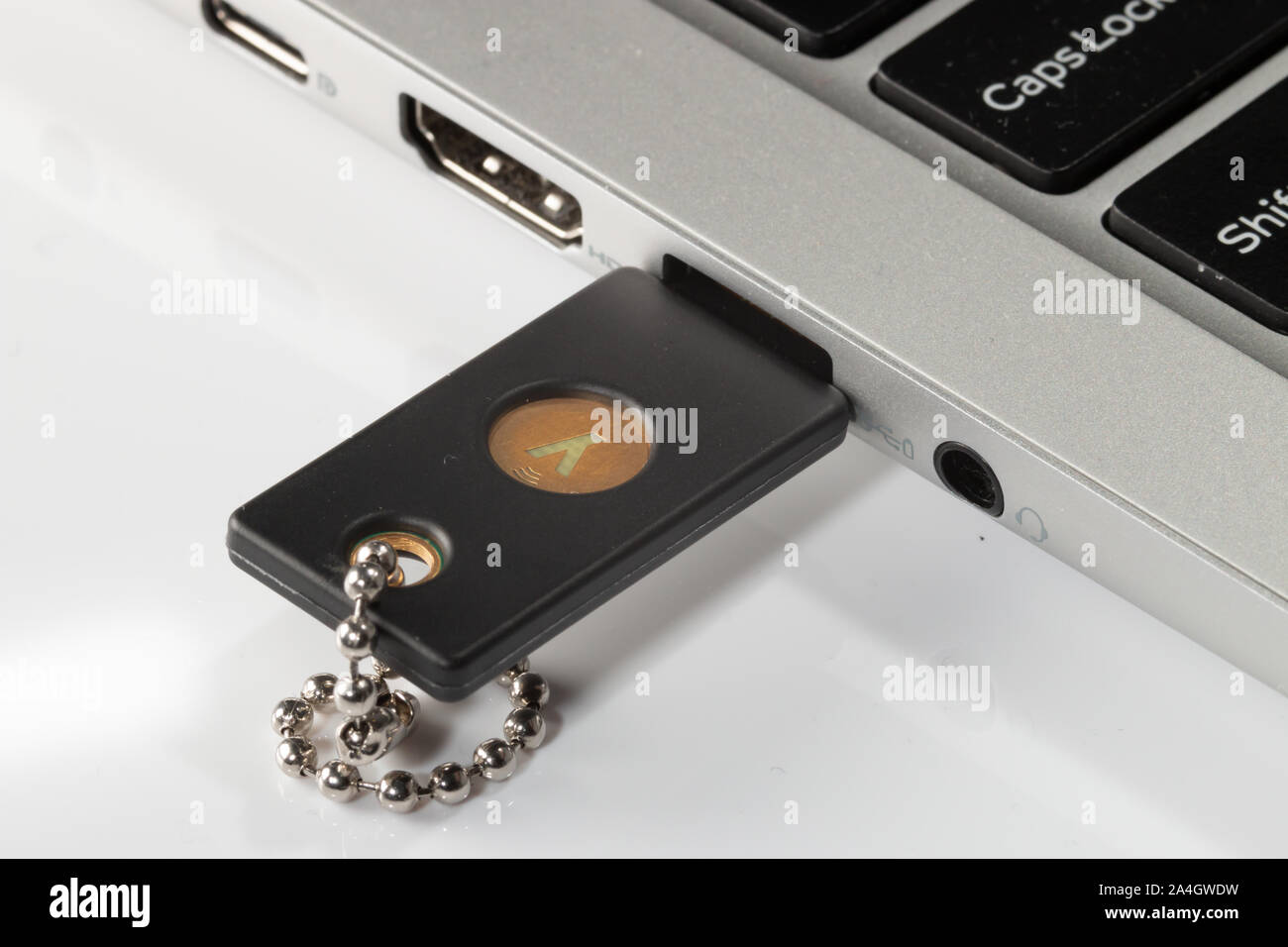Une Yubikey 5 clé de sécurité matériel branché sur un ordinateur portable Banque D'Images