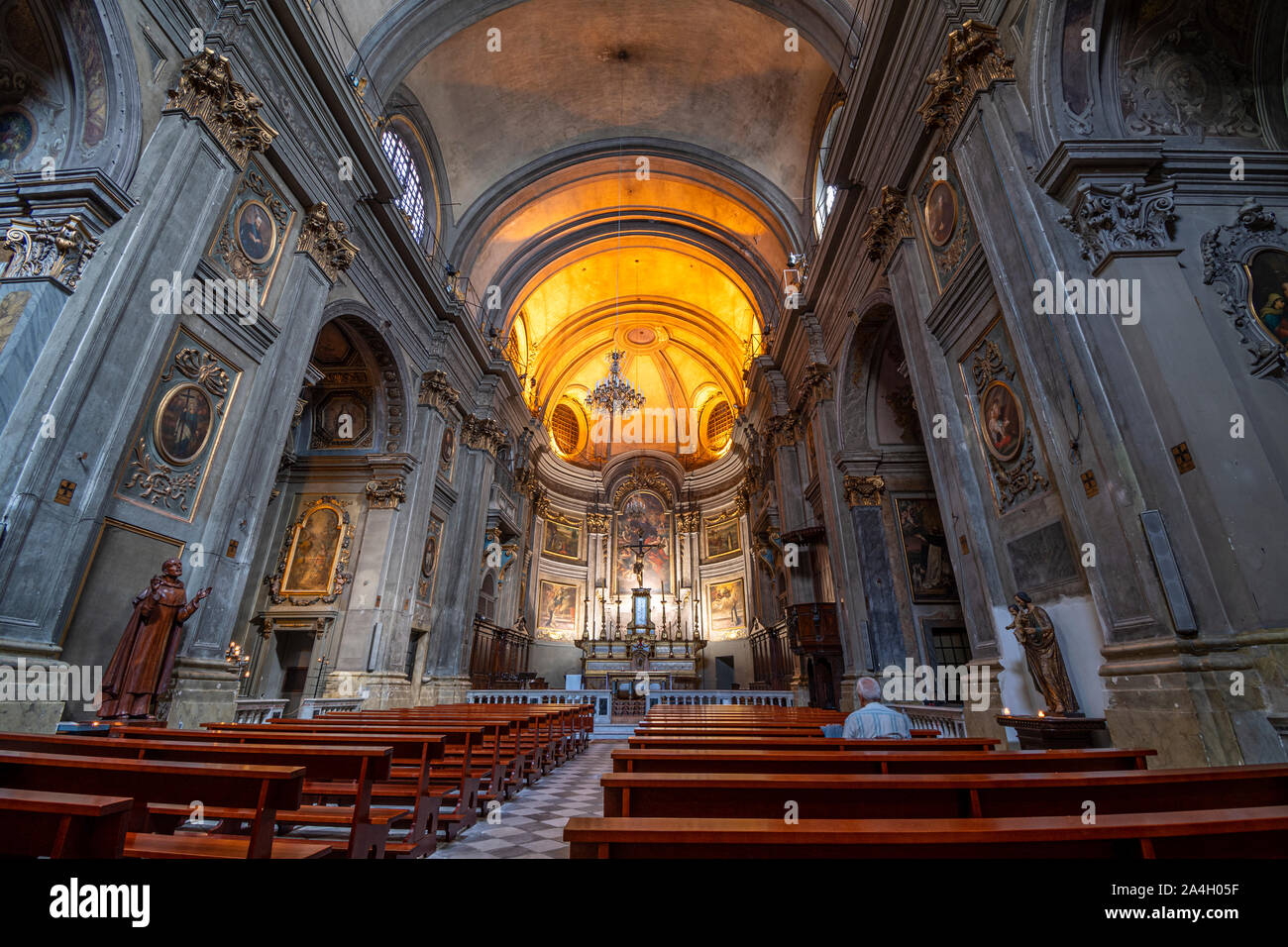 Grand angle vue de l'intérieur de l'époque baroque l'église Saint François de Paule dans le Cours Saleya domaine de la vieille ville Nice France. Banque D'Images Grand angle vue de l'intérieur de l'époque baroque l'église Saint François de Paule dans le Cours Saleya domaine de la vieille ville Nice France. Banque D'Images
