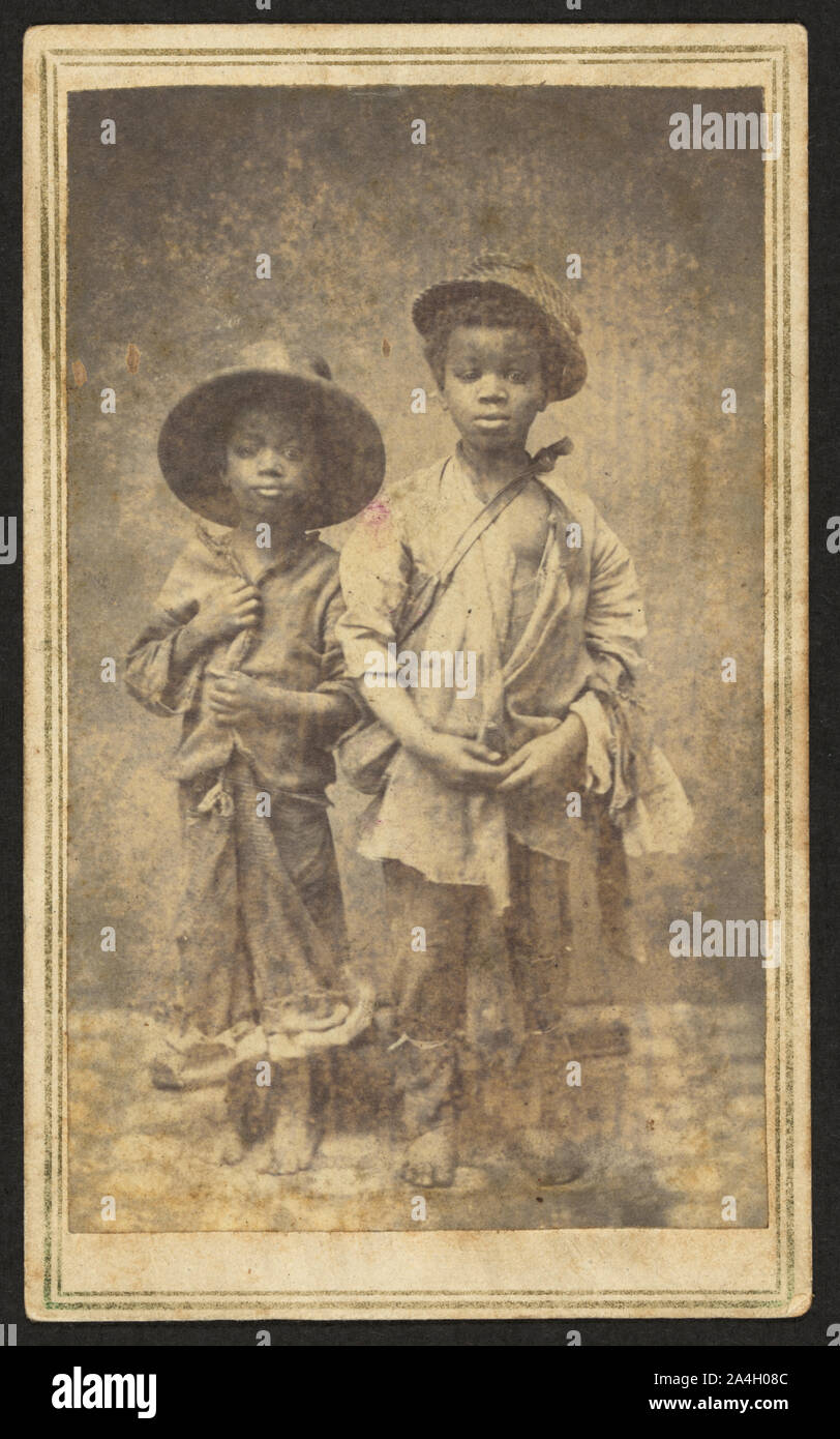 Deux garçons afro-américaine face à l'avant] / J. D. Heywood's Photographic Art Nouveau, Berne, N.C. Banque D'Images