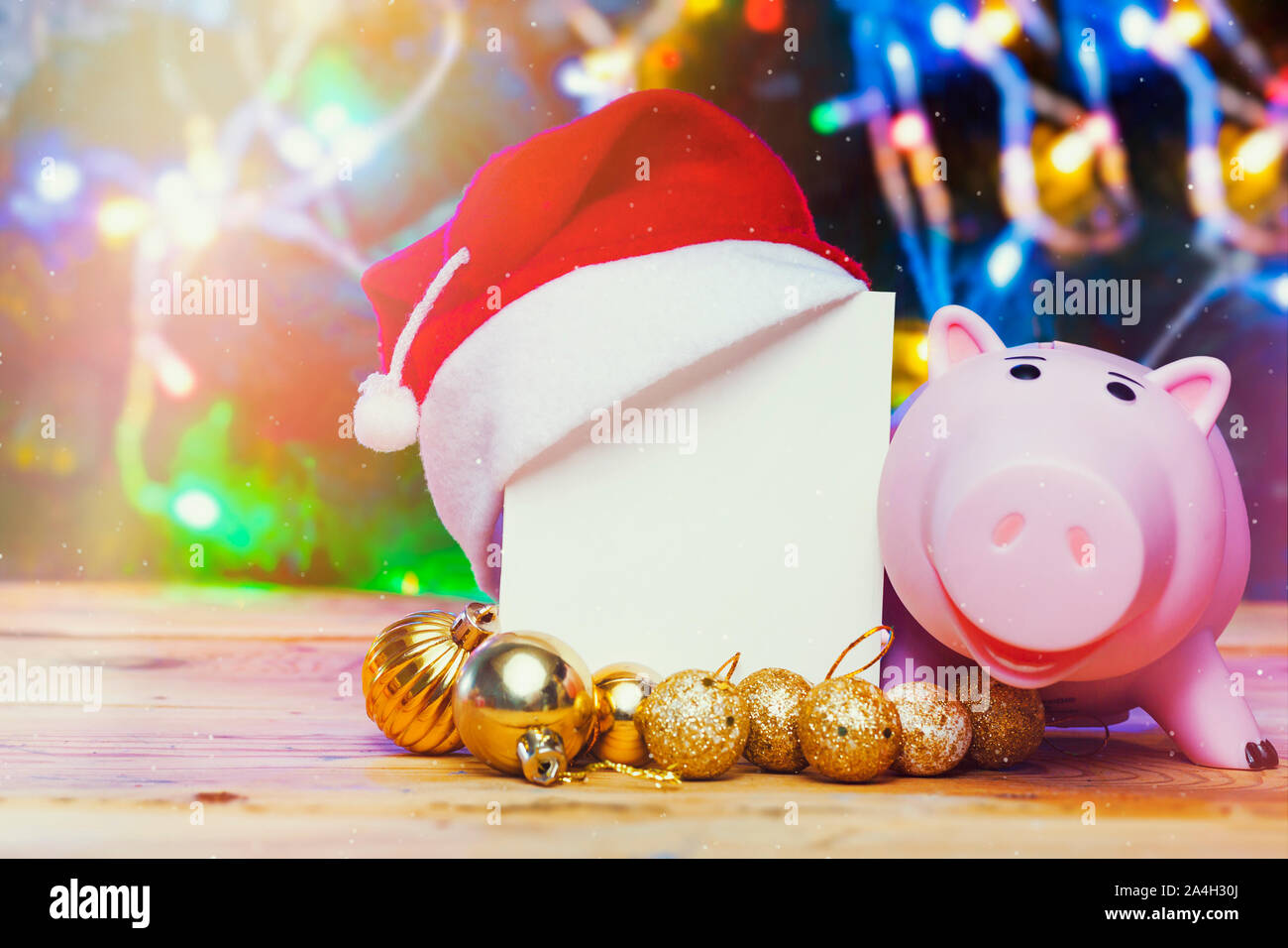 L'achat en ligne, shopping cadeaux de Noël, cadeaux. Déposer de l'argent pour les vacances de Noël. Dépenses de fête saison hiver concept. Tirelire, décorations de Noël Banque D'Images