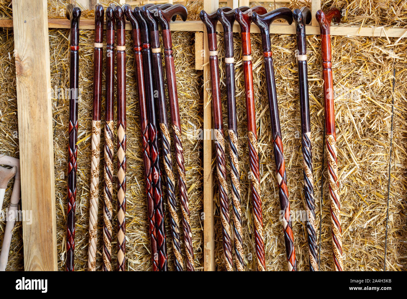 Bâtons de marche en bois fait à la main et modèle sculpté Photo Stock -  Alamy