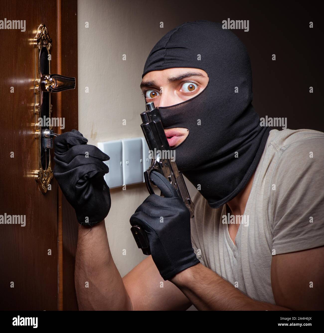 Le cambrioleur portant cagoule masque au lieu de crime Photo Stock - Alamy