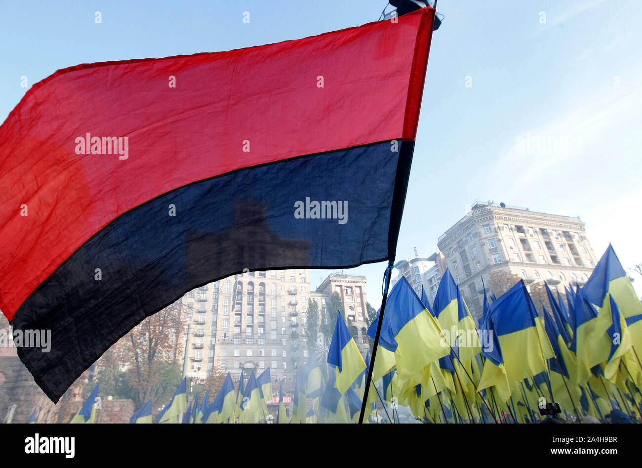 Kiev, Ukraine. 14Th Oct, 2019. D'un drapeau utilisé pendant la marche commémorant le 77e anniversaire de la fondation de l'UPA.L'Armée insurrectionnelle ukrainienne (UPA) se sont battus pour l'indépendance de l'Ukraine de 1942 à 1949, principalement dans l'ouest de l'Ukraine contre le régime soviétique et nazi allemand. Les Ukrainiens marque également le défenseur de l'Ukraine 24 à la même date. Credit : SOPA/Alamy Images Limited Live News Banque D'Images