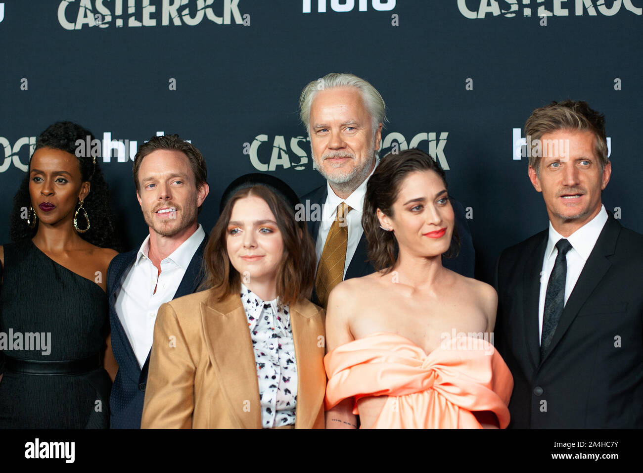 West Hollywood, CA. 14Th Oct, 2019. Warsama Yusra, Matthew Alan, Elsie Fisher, Tim Robbins, Lizzy Caplan et Paul d'étincelles à Hulu's Castle Rock Saison 2 Premiere à AMC 5 Coucher du soleil à West Hollywood, Californie le 14 octobre 2019. Crédit : Tony Forte/media/Alamy Punch Live News Banque D'Images