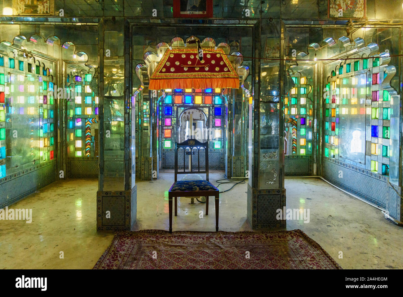 Udaipur, Inde - Février 17, 2019 : l'intérieur de chambre à City Palace à Udaipur. Rajasthan Banque D'Images