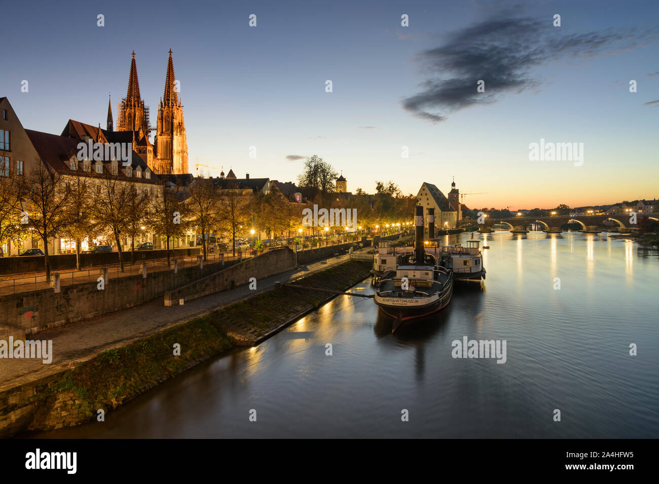 Ratisbonne : rivière Donau (Danube), Steinerne Brücke (pont de pierre), Église Saint Pierre - La cathédrale de Regensburg, bateau musée Ruthof / Ersekcsanad à Banque D'Images