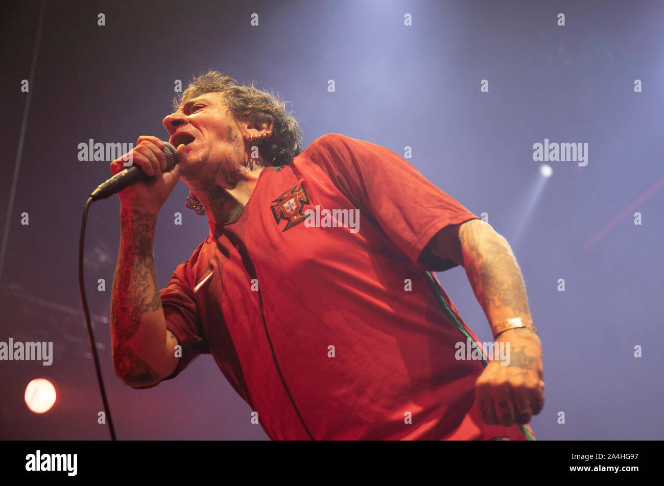 Madrid, Espagne. 12 octobre, 2019. Paramos Evaristo, chef de La Polla records groupe exécute au cours de leur 40e anniversaire music tour show à Madrid. Credit : SOPA/Alamy Images Limited Live News Banque D'Images