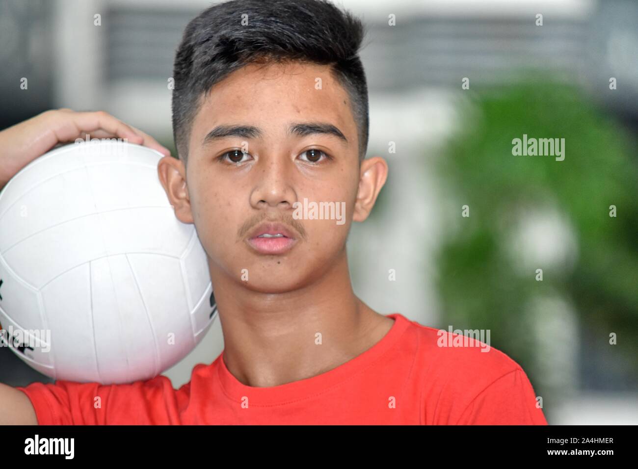 Un joueur de volley-ball masculin impassible avec volley-ball Banque D'Images