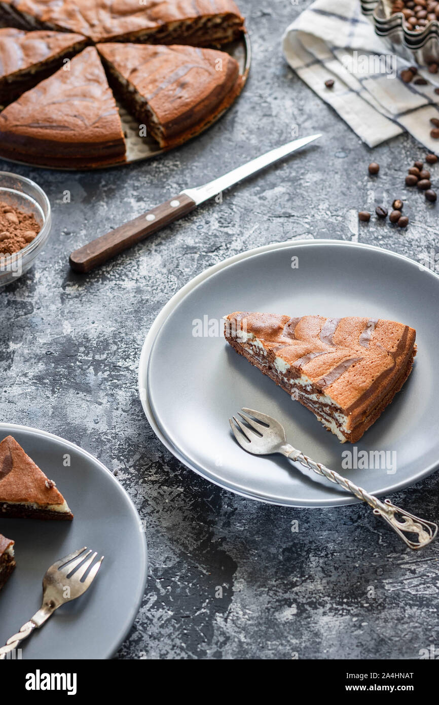 Moule chocolat vanille Gâteau. Pâtisseries sucrées. De simples faits maison. Banque D'Images