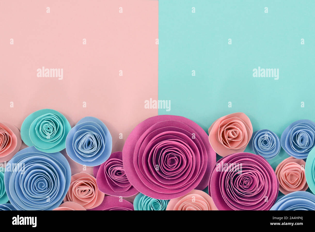 Beau papier rose pastel élégantes télévision lay arrière-plan avec des fleurs en bas et copie vide de l'espace en haut Banque D'Images