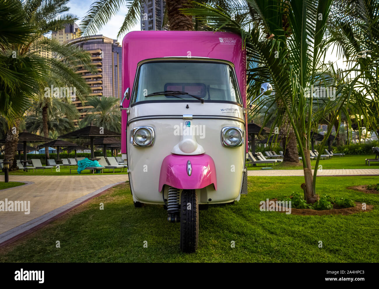 Dubaï, Émirats arabes unis - 2 décembre 2018 : vieux cargo scooter à l'Hôtel Le Royal Meridien Beach Resort & Spa à partir de la plage. Dubai Marina district. Banque D'Images