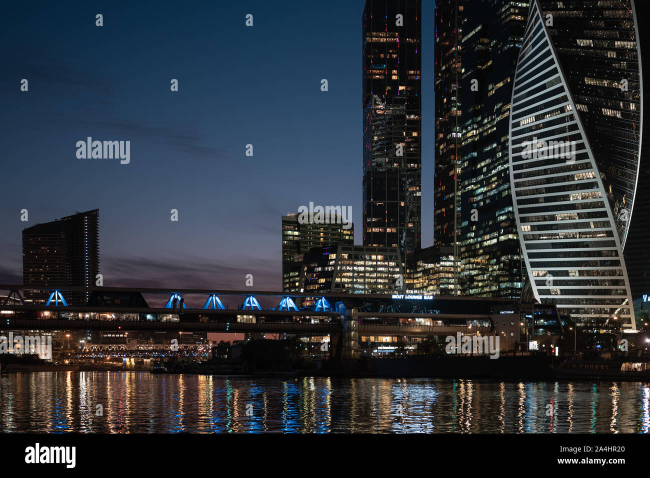 Moscou, Russie - le 26 septembre 2019 : Nuit, vue panoramique de la Moscow-City Centre d'affaires international. Les gens debout sur le front de mer et admirer Banque D'Images Moscou, Russie - le 26 septembre 2019 : Nuit, vue panoramique de la Moscow-City Centre d'affaires international. Les gens debout sur le front de mer et admirer Banque D'Images