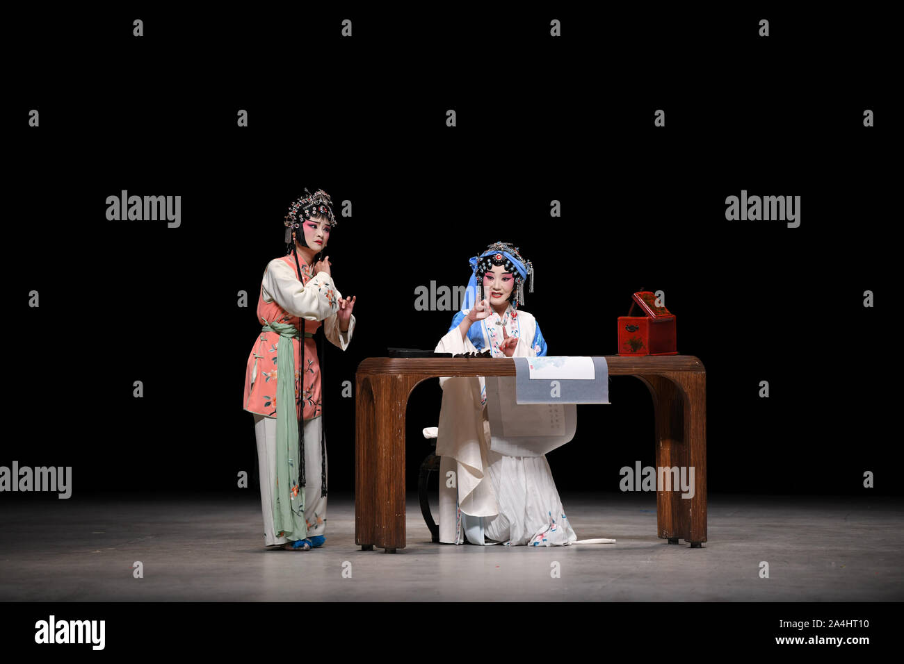 Guanajuato. 15 Oct, 2019. L'opéra chinois "Le Pavillon aux pivoines" est effectué au cours de l'International Festival Cervantino de Guanajuato, au Mexique, du 14. 2019. Credit : Xin Yuewei/Xinhua/Alamy Live News Banque D'Images