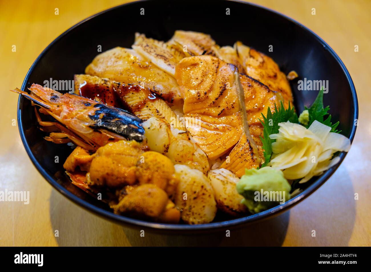 Un assortiment de fruits de mer servi sur le riz pour sushi Banque D'Images