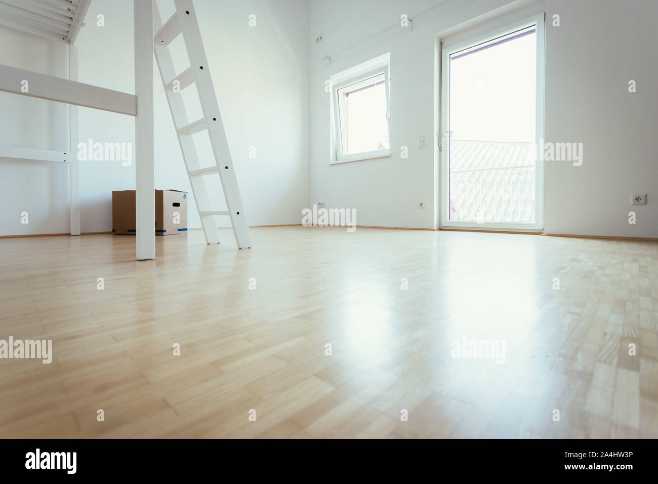 Lit superposé dans un petit appartement moderne et lumineux, de minuscules vivant Banque D'Images