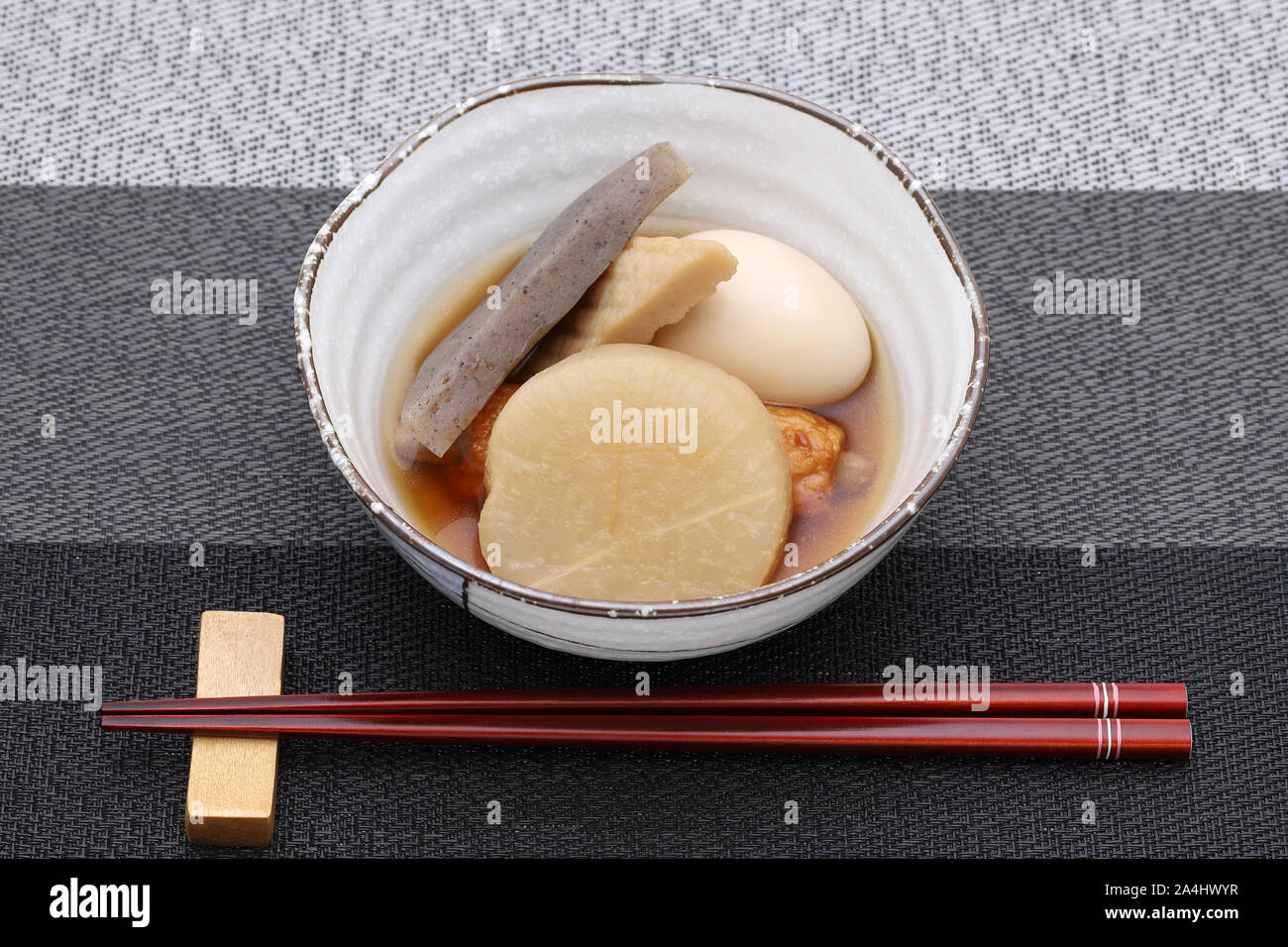 La nourriture japonaise, Oden dans un bol en céramique Banque D'Images