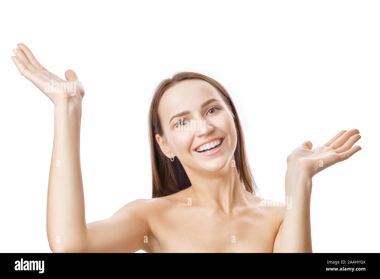 Happy smiling girl a élevé ses mains paumes vers le haut isolé sur fond blanc Banque D'Images