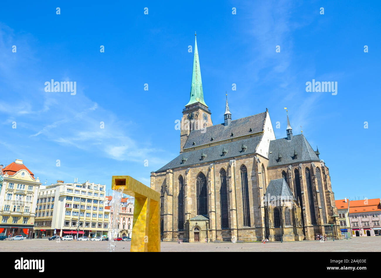 La place principale de Pilsen, République tchèque avec la cathédrale Saint-Barthélemy dominante et golden fountain. Les bâtiments historiques dans le centre. Belle ville en Bohême, République tchèque célèbre pour sa brasserie. Banque D'Images