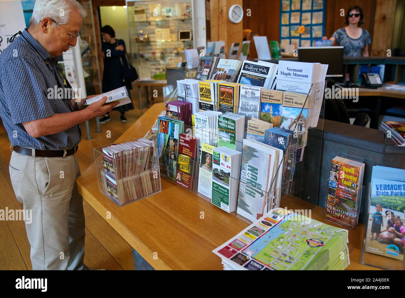 Guilford, Vermont USA. Jul 2019. Les touristes américains et asiatiques en parcourant l'attraction locale brochures à une aire de repos. Banque D'Images