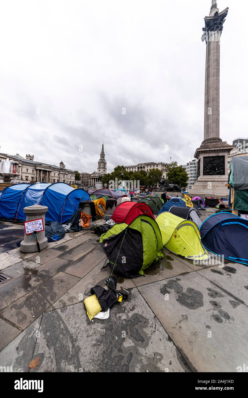 Campement de rébellion d'extinction à Trafalgar Square, Londres, Royaume-Uni. Camp de protestation. Tentes campé sur la zone en dessous de la colonne Nelson Banque D'Images