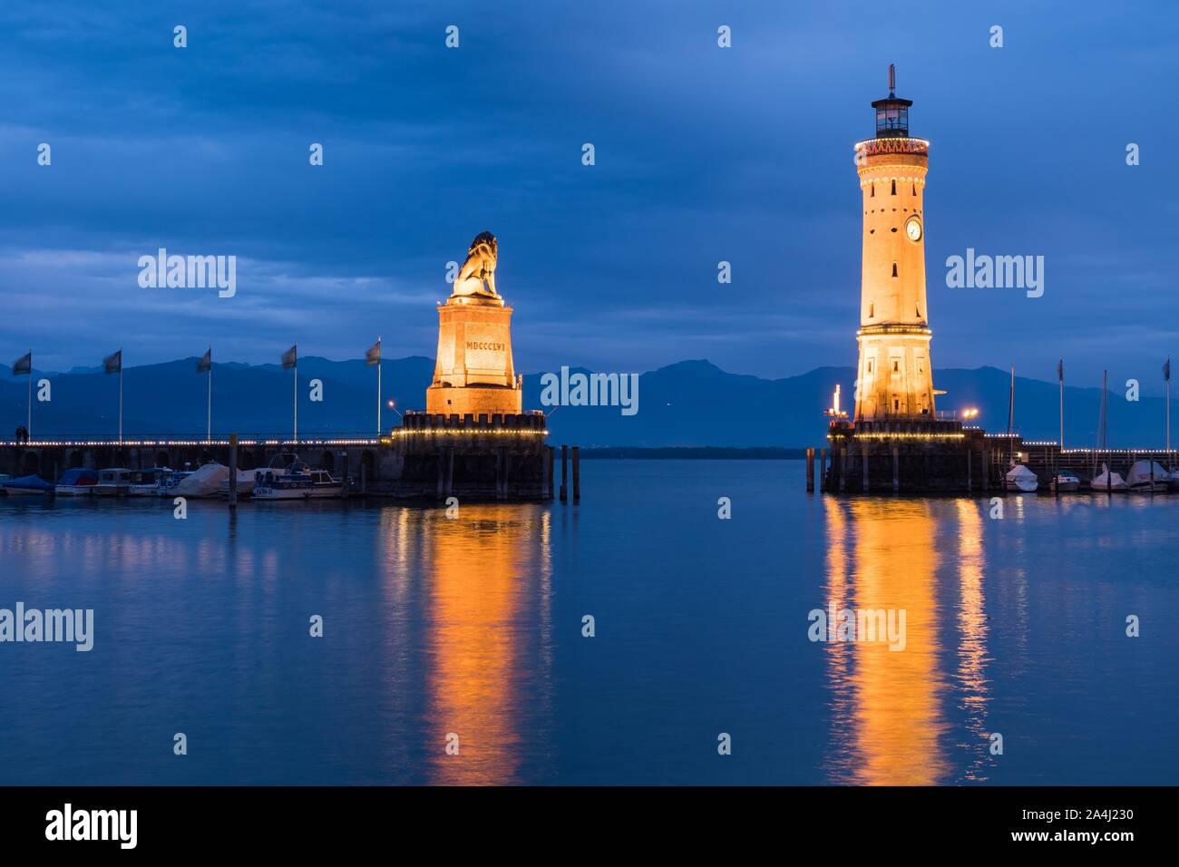 Lion bavarois et phare dans le port, heure bleue, crépuscule, reflet de l'eau, le lac de Constance, Lindau, Bavière, Allemagne Banque D'Images