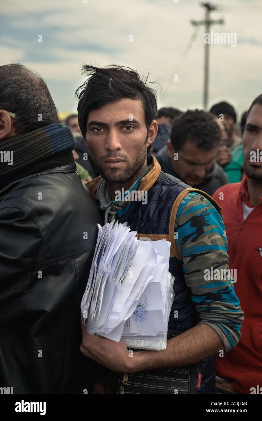 Avec des réfugiés une pile de documents en ligne pour un camp de réfugiés, visa à l'Idomeni Greek-Macedonian Idomeni, frontière, Grèce Banque D'Images