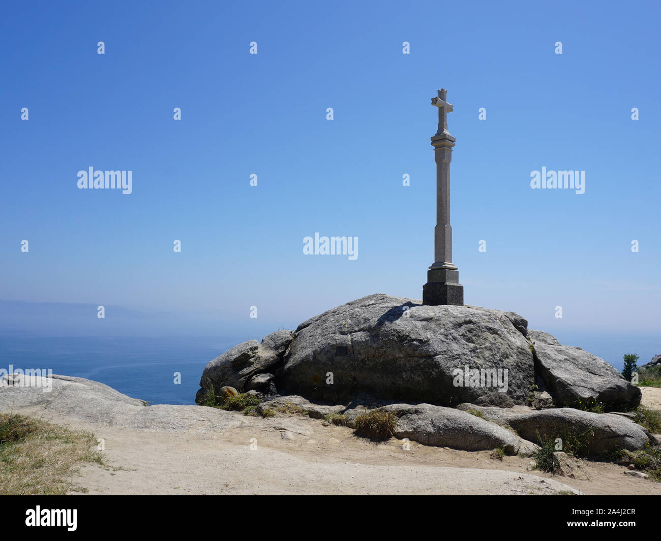 Croix de pierre au cap Finisterre. Symbole des pélerins sur le cap Finisterre en Galice en Espagne. Banque D'Images