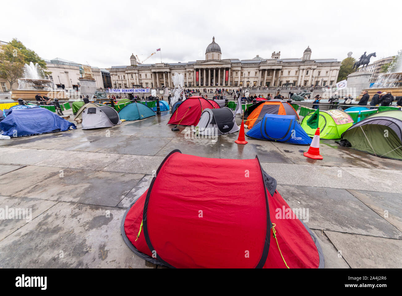 Campement de rébellion d'extinction à Trafalgar Square, Londres, Royaume-Uni. Camp de protestation. Tentes campé sur la zone en dessous de la colonne Nelson Banque D'Images