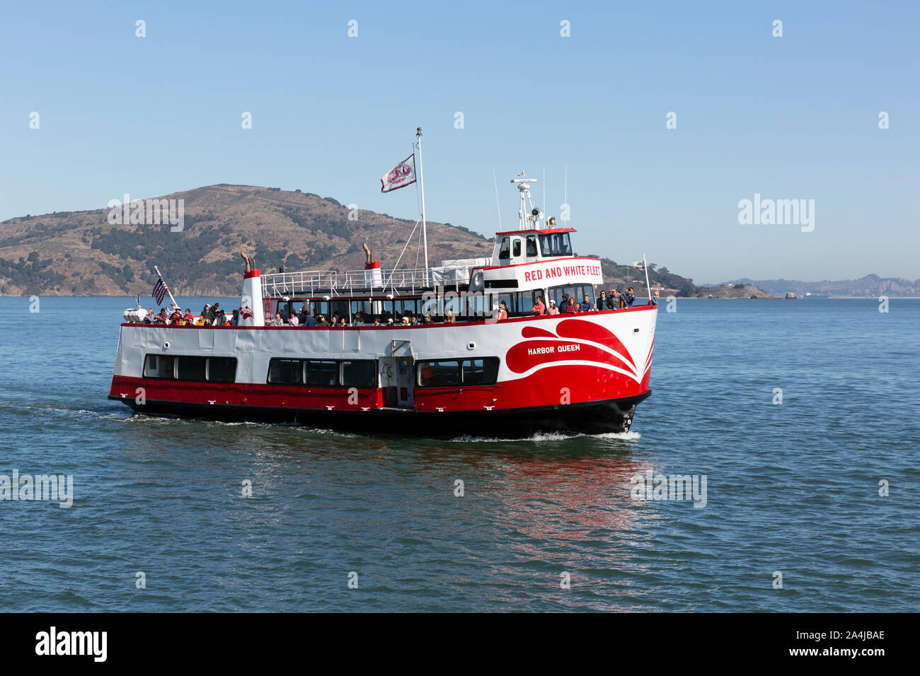 SAN FRANCISCO, USA - 2 octobre 2019 : les touristes sur la flotte rouge et blanc Cruise Ship Harbour Queen comme il navigue à travers la baie de San Francisco. Banque D'Images