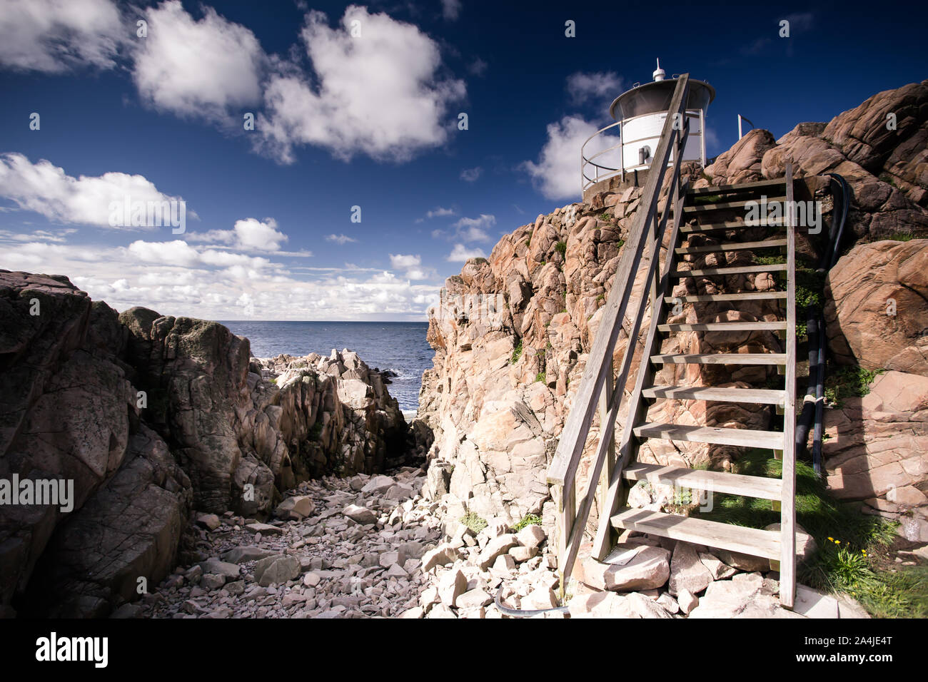 Les escaliers à peu de phare de la côte de la Suède Banque D'Images
