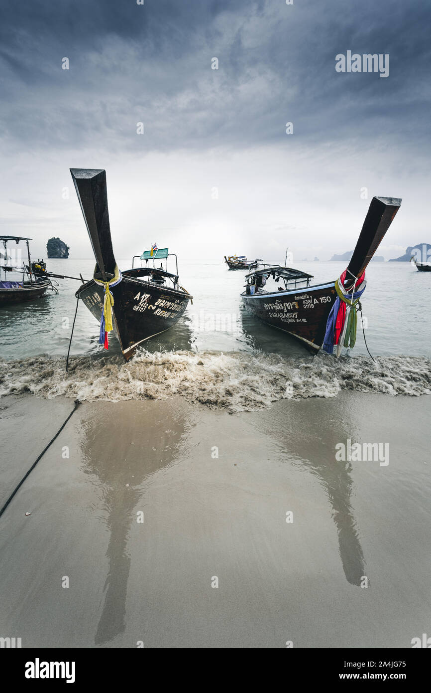 Deux bateaux longtail à railay beach en Thaïlande Banque D'Images