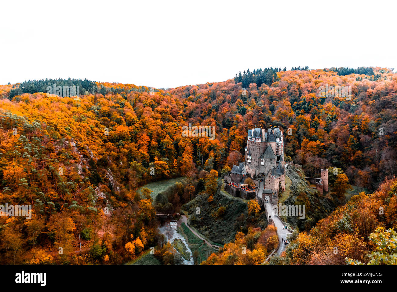 Le château de Burg Eltz Automne Orange en Allemagne Banque D'Images