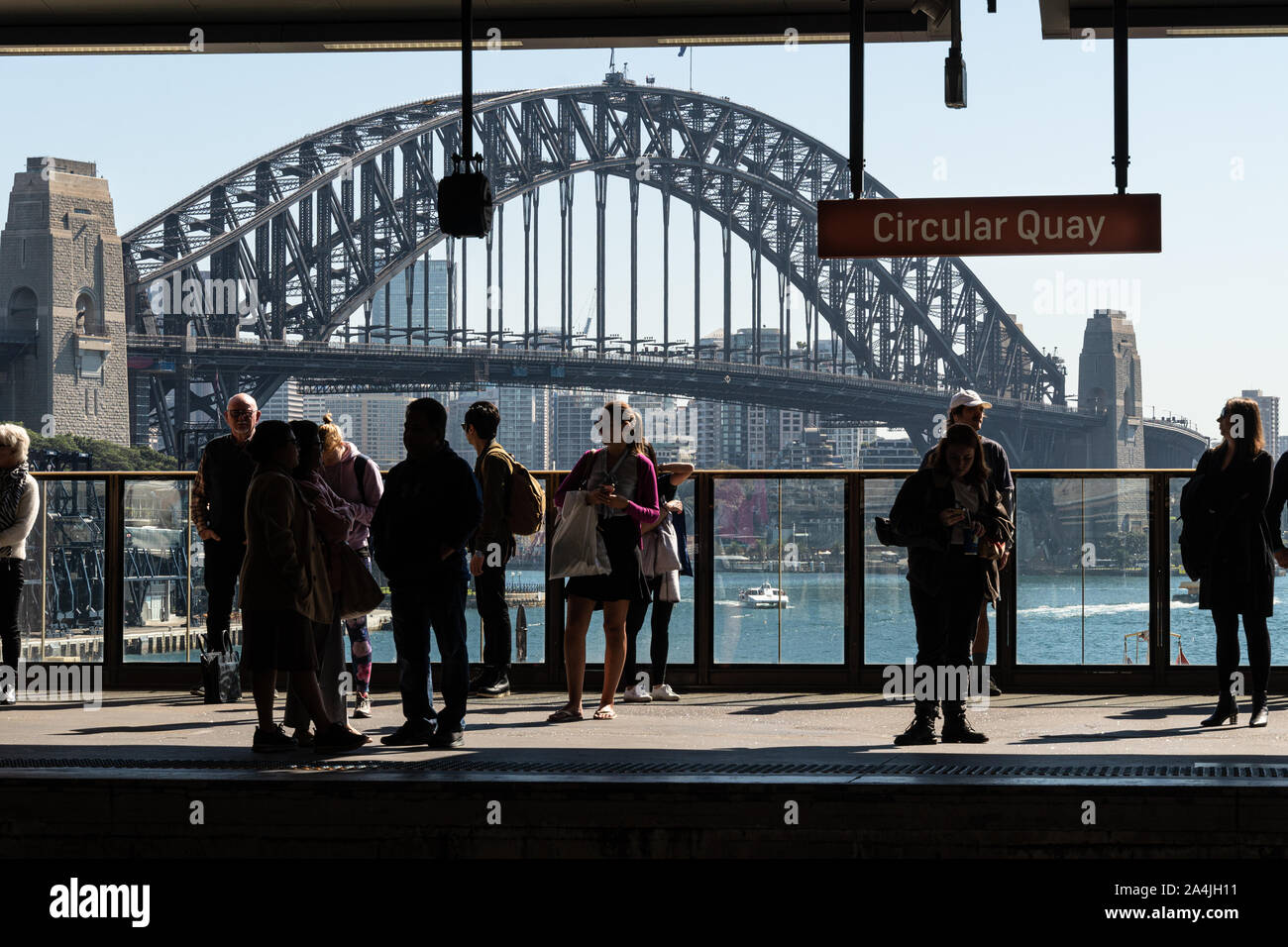 Sydney, Australie - 4 septembre 2019 : Commuter en attente de leur train à la station Circular Quay avec le célèbre pont de Sydney dans la zone Banque D'Images