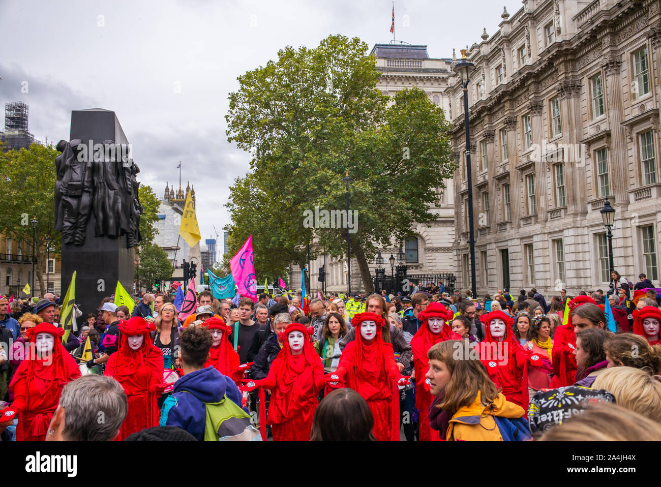Rébellion Extinction protestations, la Brigade rouge/rouge rebelles en robes, Whitehall, Londres, 7 octobre 2019 Banque D'Images