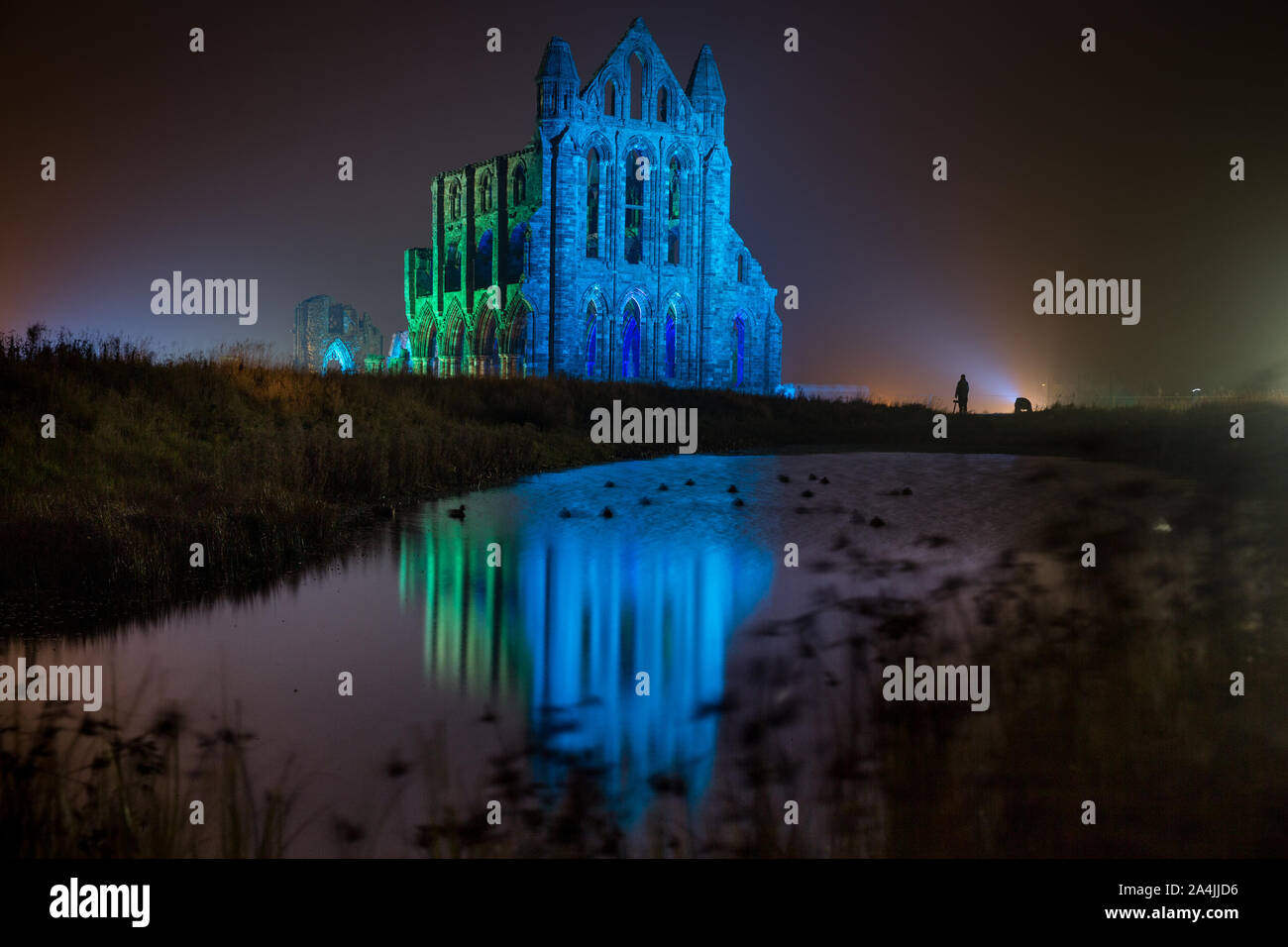 Une lumière éclaire l'affichage spectaculaire l'abbaye de Whitby historique le 27 octobre 2015 à Whitby, en Angleterre. La célèbre abbaye bénédictine s'allume plus de quatre nuits à l'occasion de l'Halloween et le populaire Whitby Goth de semaine. Pendant ce temps, les visiteurs à l'endroit du patrimoine historique anglais va voir l'abbaye baigné de lumière spectaculaires ainsi que l'expérience de la place après la tombée de l'abbaye faisait partie de l'inspiration pour le roman de Bram Stoker, Dracula, et se trouve sur East Cliff à la ville, dans une position dominante avec vue sur la mer du Nord. Banque D'Images