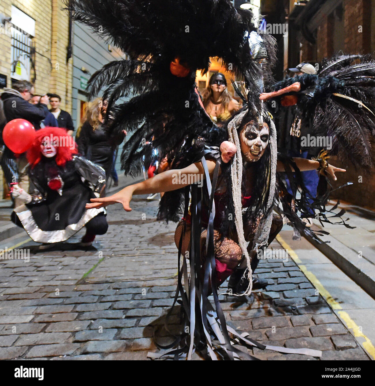 Parade Halloween Katumba, dans le centre-ville de Liverpool, samedi 27 octobre 2018. Êtres plutôt inhabituelles ont été repérés en parcourant les rues, tandis que fortes détonations et cris pouvait être entendue de tous autour de la ville… C'est parce que Liverpool's Halloween annuel parade était en train de faire son chemin à travers les rues du centre-ville. Goules et zombies se sont joints au tambour et la danse bande de carnaval Katumba, qui fait équipe avec Liverpool One, Viva Brasil Samba présente, l'Anahis, et porter le projet Fire pour la spooky événement. Le défilé a commencé en face de Sainsbury's au coin de la rue, se poursuivant en caractères gras Liverpoo Banque D'Images