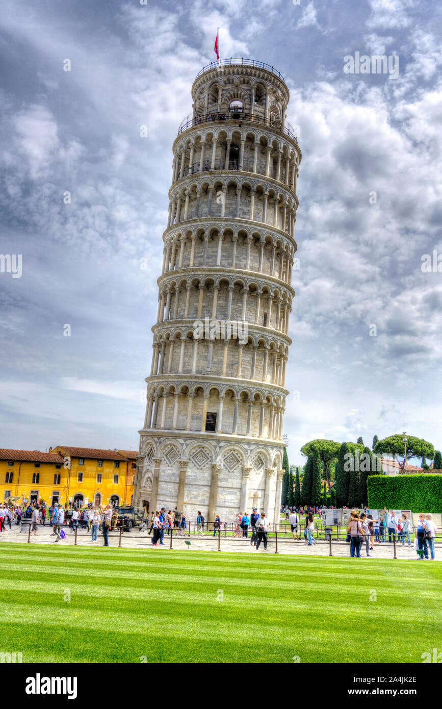 Italie, Toscane, Pise, la tour penchée sur la Piazza dei Miracoli Banque D'Images