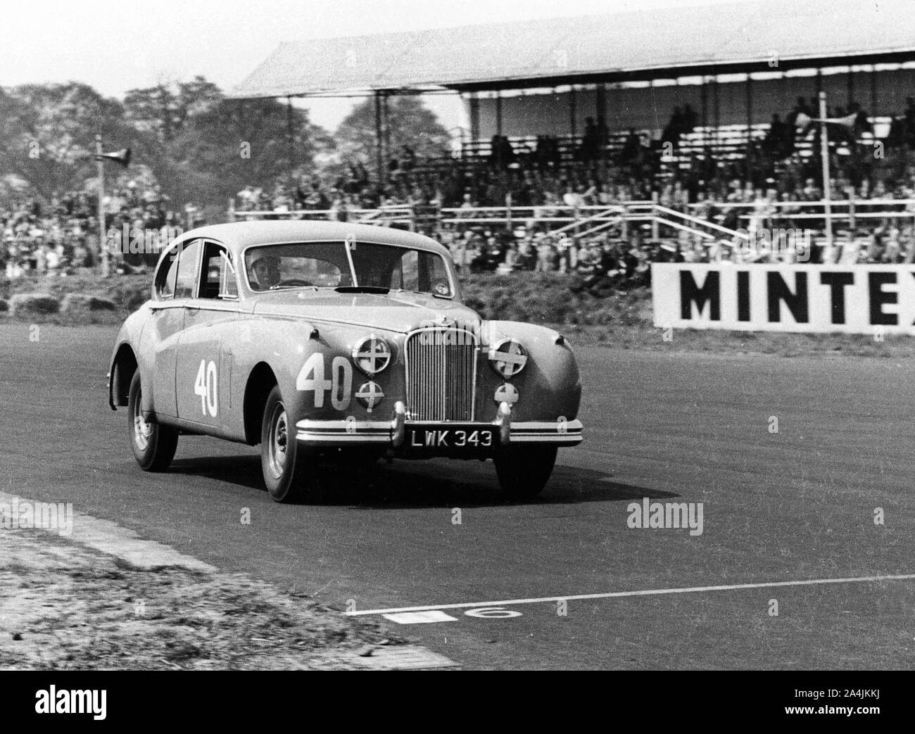 1953 Jaguar MkVII, Stirling Moss à Silverstone. Banque D'Images