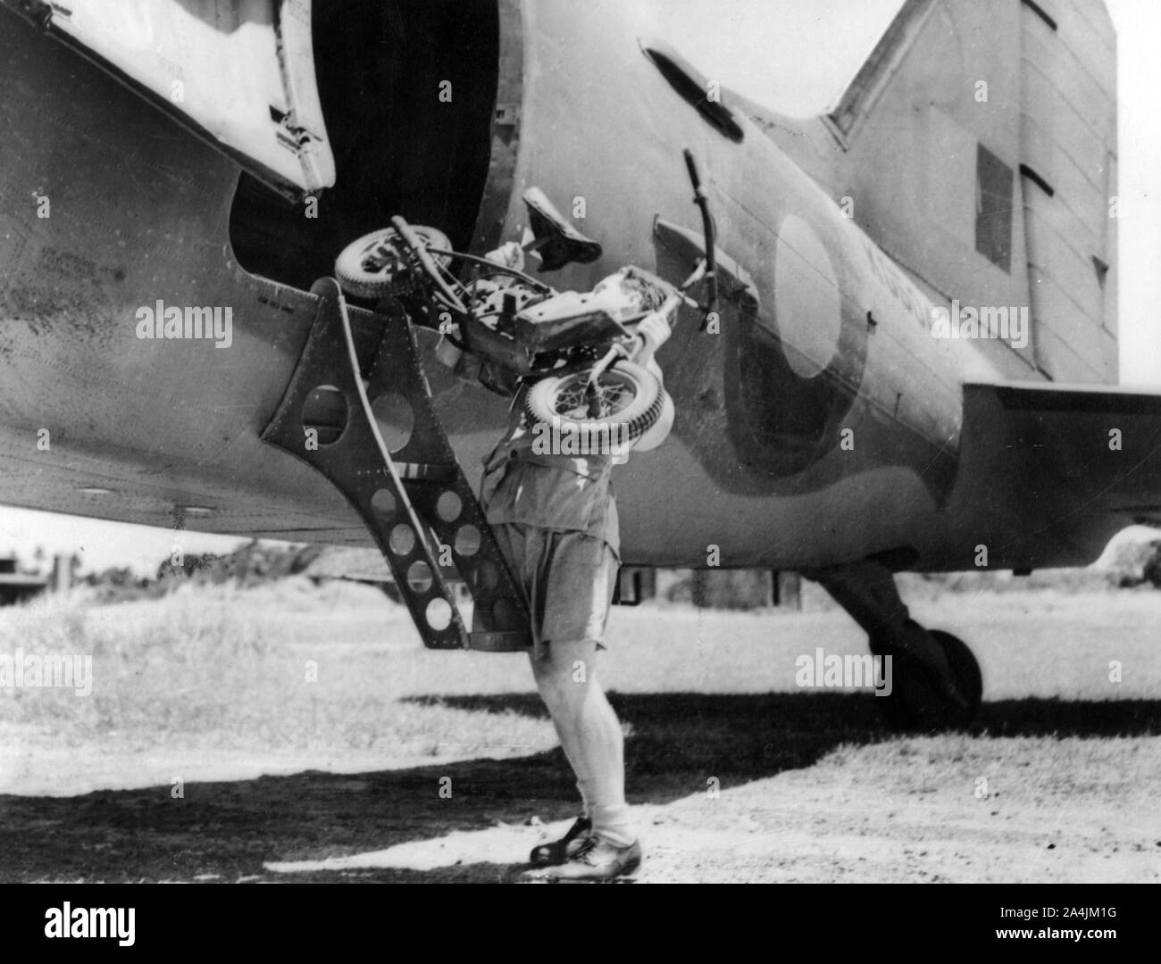 1944 Welbike mis sur l'avion de transport militaire. Banque D'Images