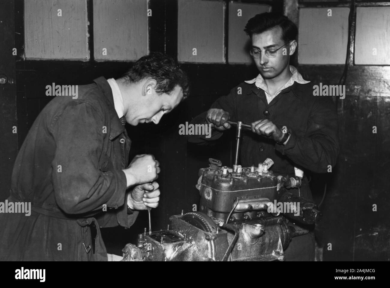 Colin Chapman avec Peter Allen dans Lotus atelier. Banque D'Images