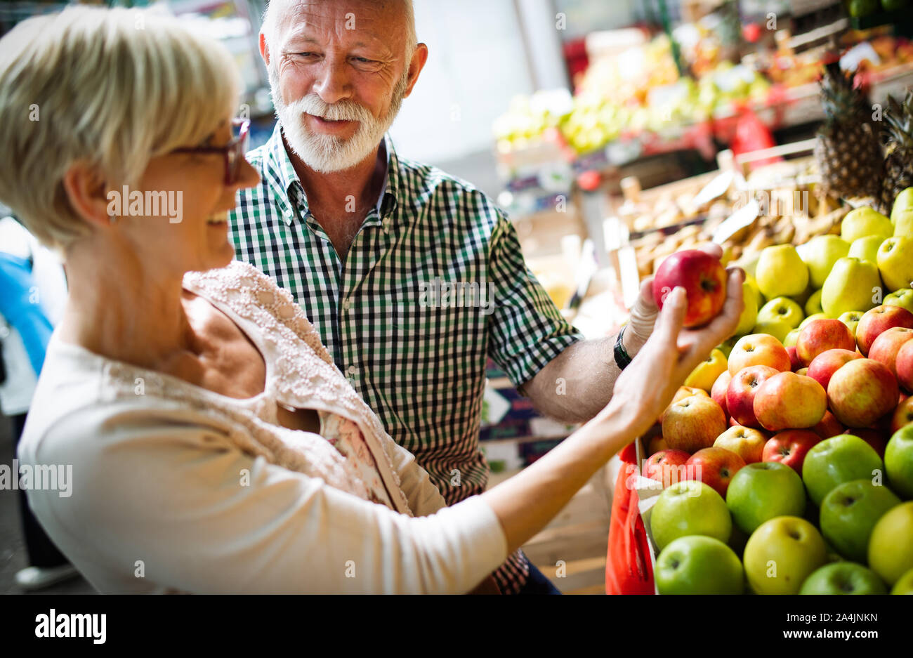 Magnifique Portrait de couple de personnes âgées dans le marché alimentaire buing Banque D'Images