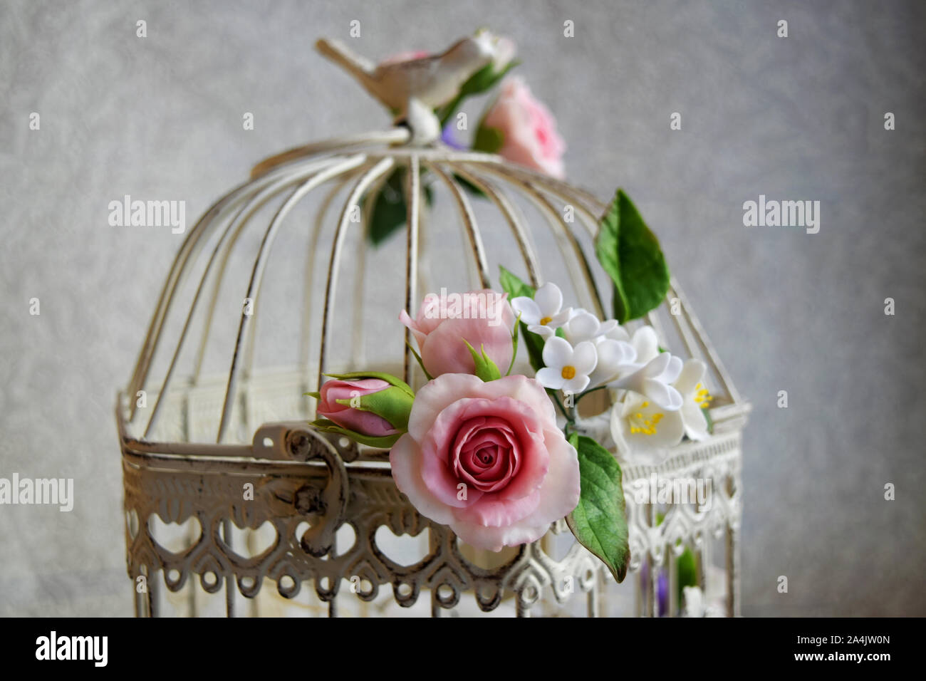 Cage à oiseaux avec fleurs printanières. Décorations de mariage Photo Stock  - Alamy