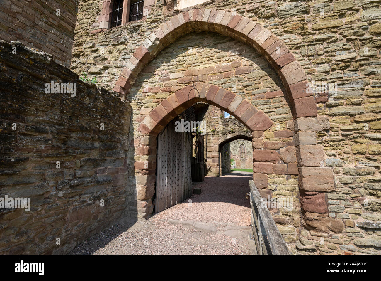 Le Château de Ludlow, Shropshire, Angleterre. Entrée privée à côté de la grande tour. Banque D'Images