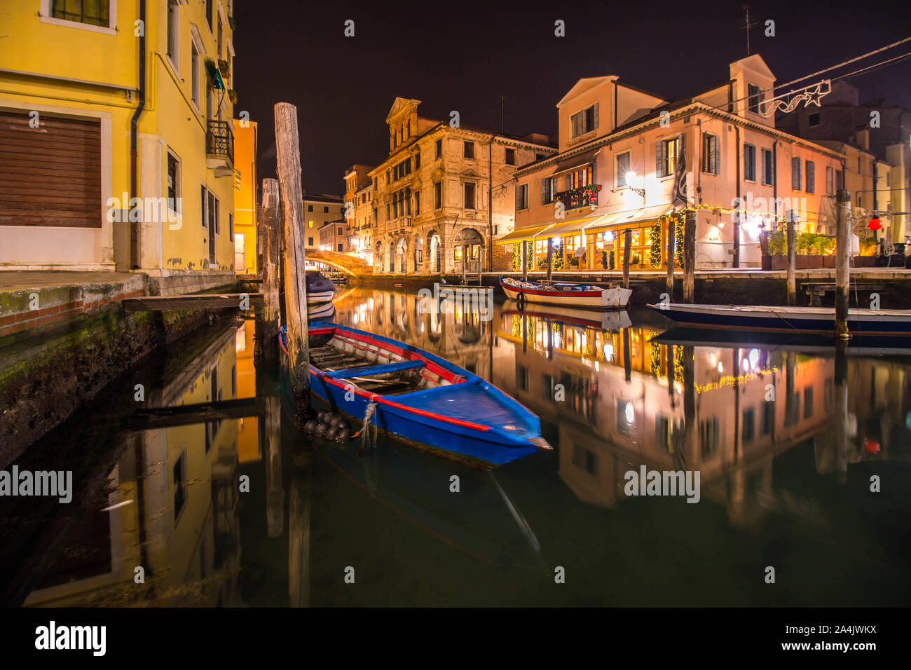 Sur l'eau de la ville de Chioggia dans la soirée de belles lumières Banque D'Images